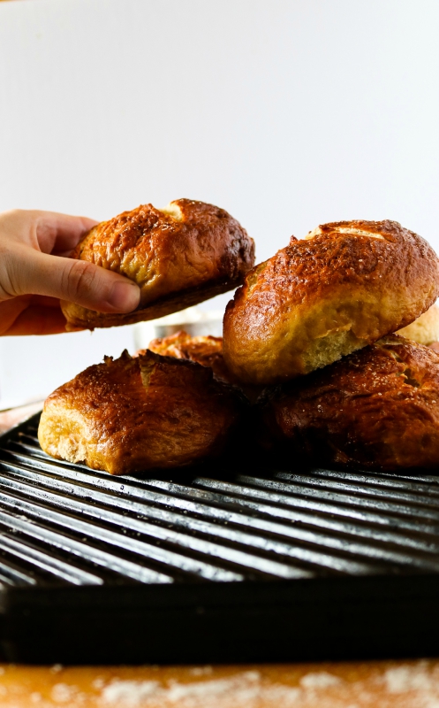 Homemade Vegan Soft Pretzel Buns! These soft pretzel buns add a great twist to veggie burgers and other sandwiches. They also make killer bread bowls for allll your winter soups! #vegan // plantpowercouple.com